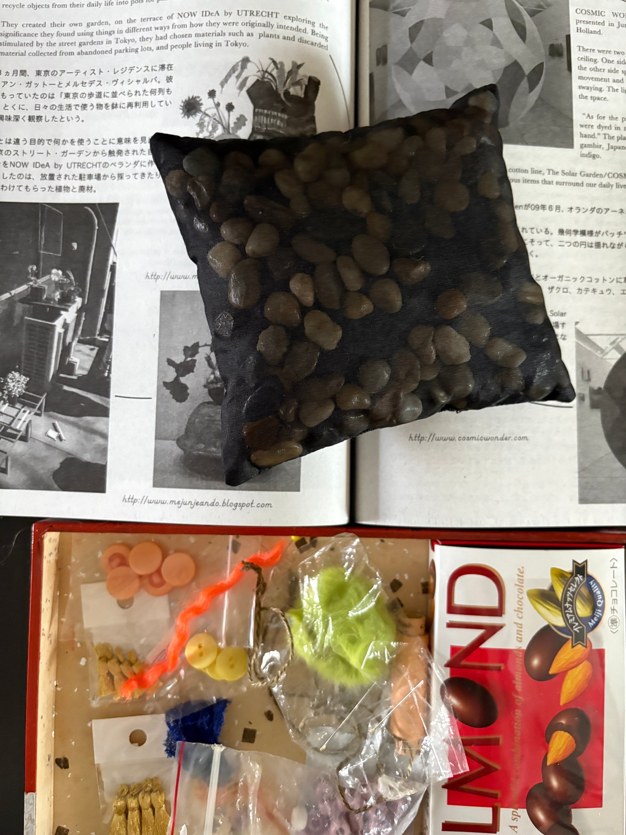 n03 — Pebble