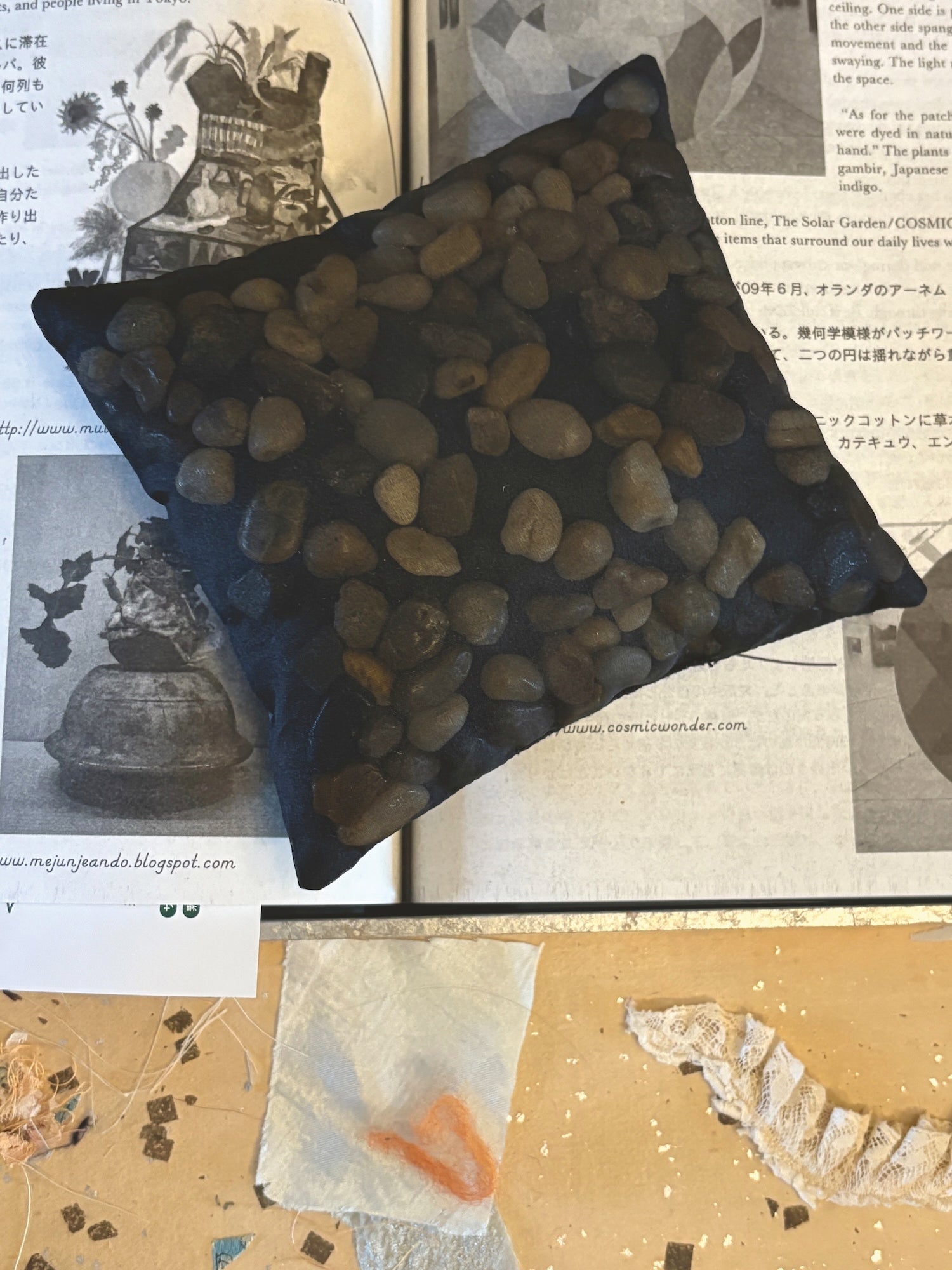 n03 — Pebble